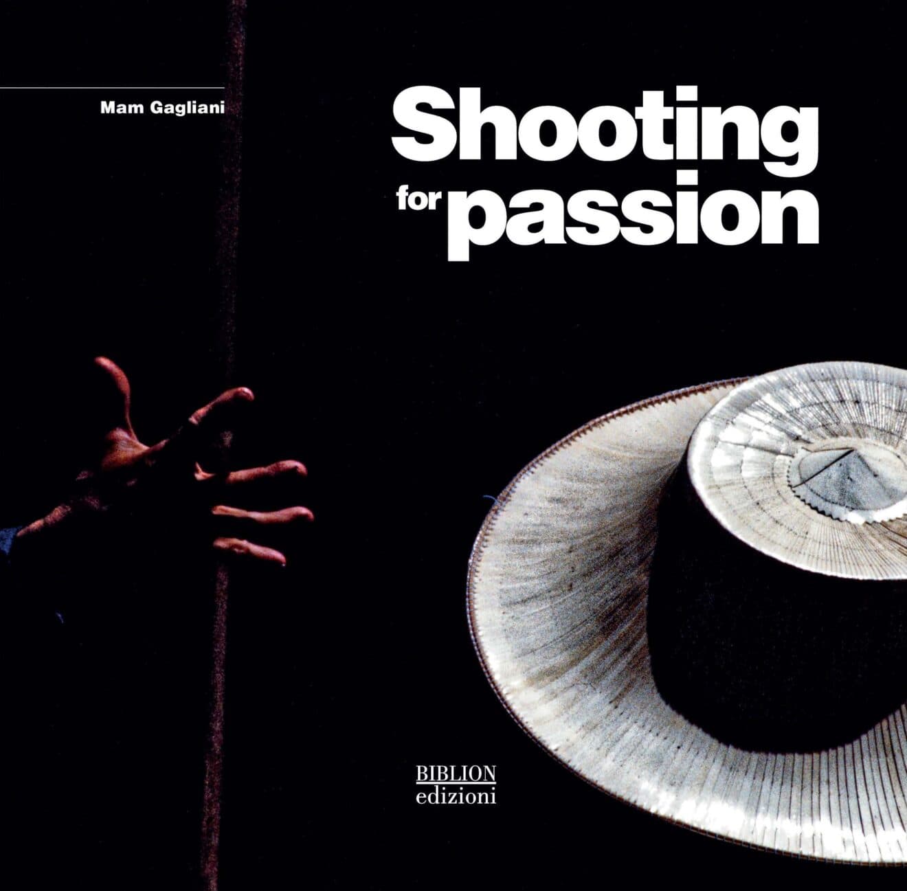 Copertina di Shooting for passion di Mam Gagliani, con una mano e un cappello su fondo nero.