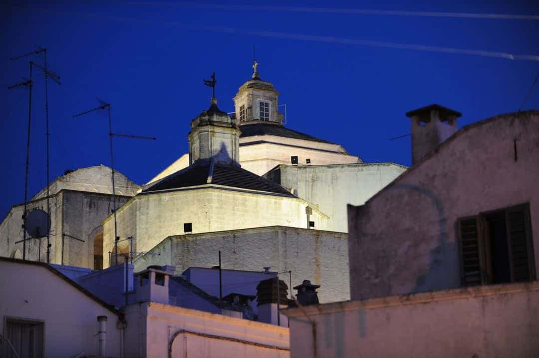 San Martino di Angelo Golizia: architetture illuminate e tetti di Martina Franca al crepuscolo.
