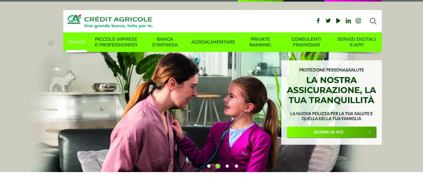 Applicazione web Crédit Agricole con una madre e una bambina in casa