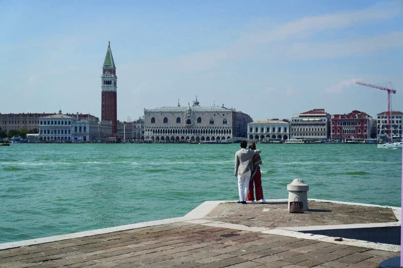 Donna sul lungomare di Venezia con San Giorgio Maggiore sullo sfondo