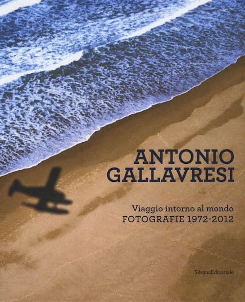 Copertina di Antonio Gallavresi. Viaggio intorno al mondo: onde sulla spiaggia e ombra di un aereo.