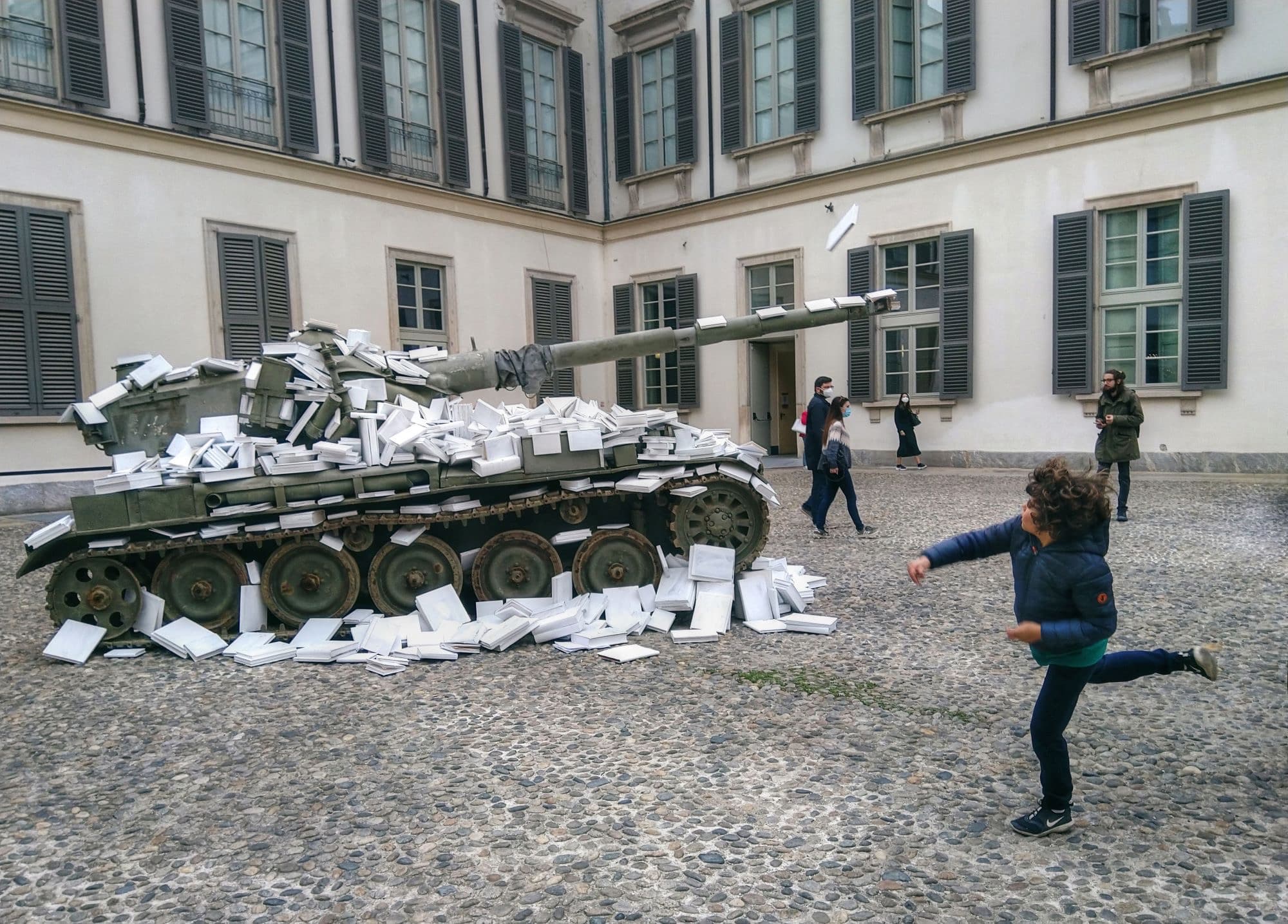 Carro armato ricoperto da libri bianchi nel cortile di Palazzo Reale a Milano